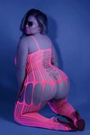 Hypnotic Criss-Cross Body Met Jarretel Look Neon Roze - Curvy